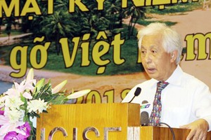 Professor Tran Thanh Van, Chairman of the Rencontres du Vietnam, is delivering his speech at the anniversary