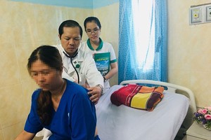 A doctor is examining the female  worker (Photo: SGGP)