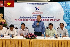 Mr. Duong Anh Duc, Director of the HCMC Department of Information and Communications in the press conference