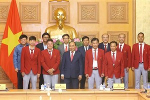 Prime Minister Nguyen Xuan Phuc poses for a photo with Vietnam's sport delegation to ASIAD 2018 (Photo: VNA)