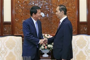 President Tran Dai Quang (R) receives visiting Vietnam-Japan and Japan-Vietnam Special Ambassador Ryotaro Sugi (Photo: VNA)