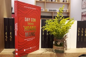 “Day con trong hoang mang” (Teaching Children in Anxiety) by Le Nguyen Phuong is honoured in the education category. (Photo: vietnamnet.vn)