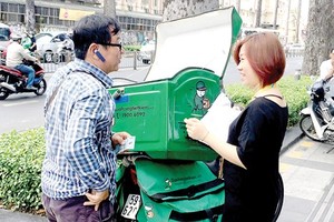 A man delivers goods to an online shopper (Photo: SGGP)