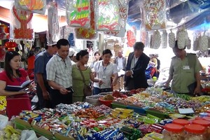 INspectors visit a market for food safety (Photo: SGGP)