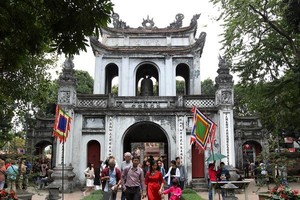 Tourists visit Temple of Literature - a tourist attraction in Hanoi (Source: VNA)