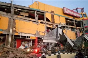 A shopping mall collapsed in Palu city in Central Sulawesi province of Indonesia after earthquakes and tsunami on September 28. (Photo: AFP/VNA)