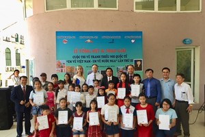 Winners of the contest and the organising board in a group photo (Source: baoquocte.vn)