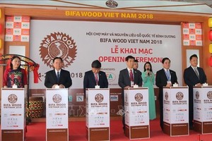Delegates press button to kick-start BIFA Wood Vietnam 2018 (Source: VNA)
