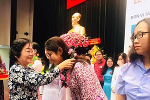 Former Vice State President Truong My Hoa  congratualtes studetns at the ceremony (photo: SGGP)