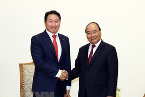 Prime Minister Nguyen Xuan Phuc (R) and Chairman of the SK Group Chey Tae-won (Source: VNA)