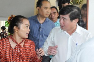 Chairman Nguyen Thanh Phong talks to Thu Thiem residents on November 7 (Photo: SGGP)