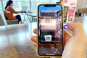 Using e-wallet application ZaloPay to scan QR Code to pay for merchandise easily