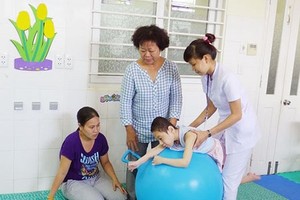 Physical therapists provide gratis treatment at disabled people’s home