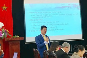 Mr. Nguyen Anh Duong is delivering his presentation in the conference