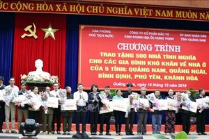 Some 500 disadvantaged families in five central provinces receive financial aid worth a total of VND25 billion ($1.07 million ) to build their own houses. (Photo: VNA)