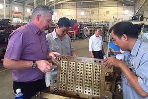 Foreign workers work at Ben Thanh Rubber Company (Photo: SGGP)