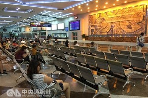 Passengers wait at the Kaohsiung International Airport in Taiwan. — Photo cafef.vn