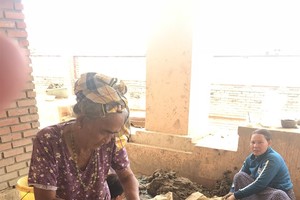 Safe hands: Truong Thi Gach, 82, a Cham artisan, has been making pottery for 70 years in Bau Truc Village in Ninh Thuan Province. VNA/VNS Photo Van Châu