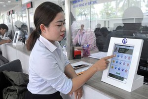 The filed photo shows citizens  voting for the services of state officers in the People’s Committee of District 12. Photo by Cao Thang
