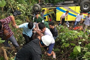 Police officers, locals and rescue workers join the rescue effort to take victims to hospital in the central city of Da Nang (Photo: SGGP)