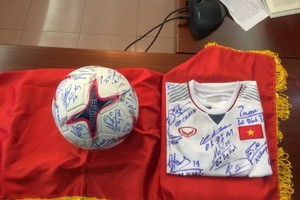 A football and a jersey bearing the signatures of all players and members of the coaching board of the male Vietnam national team who won the AFF Suzuki Cup 2018 will be auctioned to raise fund for the poor and AO victims (Source: http://baonhandao.vn)