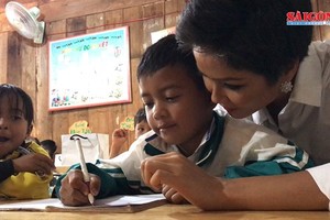 H'hen Nie inspires ethnic minority students to pursuit of schooling