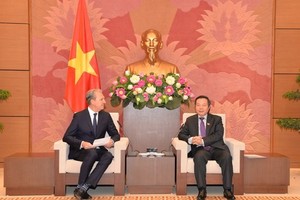 National Assembly Vice Chairman Phung Quoc Hien (R) receives Pfizer Group's Regional President for Asia and Emerging Markets Pierre Gaudreault (Source: VNA)