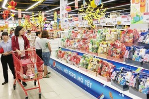 Domestic market of gift baskets for Tet Holiday bustling