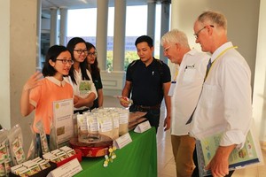 Delegates visit a booth displaying organic products on the sidelines of the forum. (Photo: VNA)