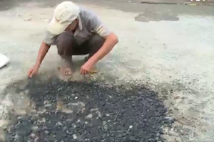 Minister thanks old man who repairs potholed streets for years