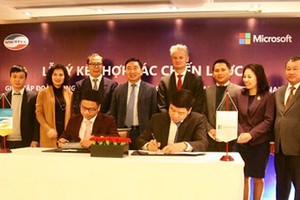 The agreement signing ceremony between Viettel and Microsoft. Photo by D.L