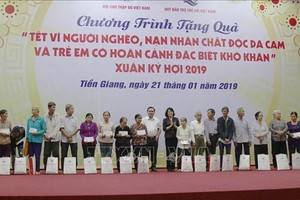 At the programme to present Tet gift packages to poor households and AO/dioxin victims in Tien Giang province (Photo: VNA)