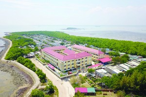 New school brightens up poor island district in HCMC