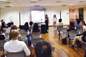 At the scholarship fund-raising celebration in Singapore (Photo: SGGP)