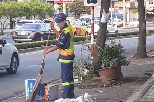 For city’s beauty, workers keep working in lunar new year