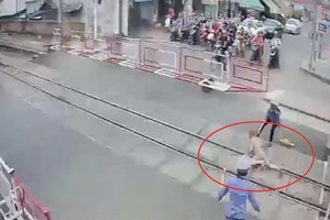 Transport Minister hails two railway workers for saving elderly woman