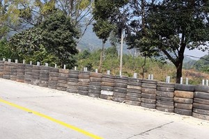 Tyre wall in Lo Xo Mountain Pass ( Photo: SGGP)