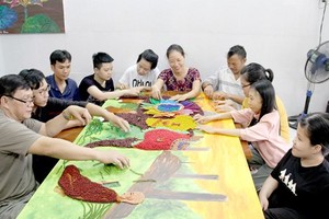 People with disabilities are learning to make souvenir items 