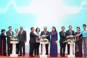 PM Phuc and representatives send text messages to support disadvantaged women in border crossings (Photo: SGGP)