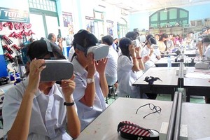 Junior high schoolers of Le Quy Don school are studying STEM class (Photo: SGGP)
