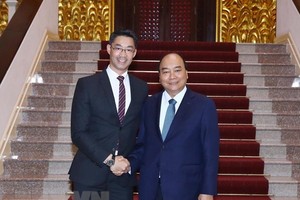 Prime Minister Nguyen Xuan Phuc (right) and economist Philipp Rosler (Photo: VNA)