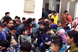 Influx of children and parents seen in hospitals in Hanoi wait for testing (Photo: SGGP)