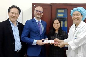 Staffs of Embassy of France in Vietnam show their card of organ donation (Photo: SGGP)
