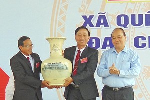 Prime Minister Nguyen Xuan Phuc shakes hands with participating delegates at the ceremony (Source: VNA)