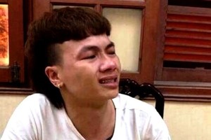 Kha cries at police station (Photo: SGGP)