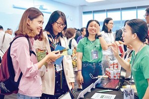 Young people are learning about the new business model in the forum ‘Social Impact Business Model’.