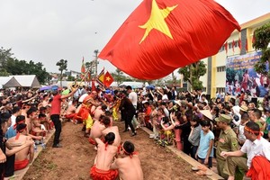 Tug-of-war is typically held near a communal house or shrine, two teams on either end of a rope try to tug it from the other. (Photo: nhandan.com.vn)