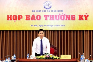 Deputy Minister Bui The Duy chaired and delivered his speech in the press conference. Photo by T.B