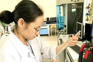 Dr. Nguyen Thi Kieu Phuong is checking a new MOF in the lab