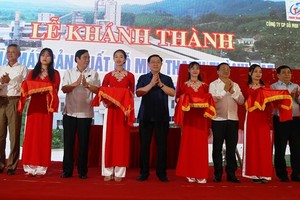 Deputy Prime Minister Vuong Dinh Hue (centre) and other officials at the inauguration ceremony of the MDF factory in Vu Quang district, Ha Tinh province, on April 21 (Photo: VNA)